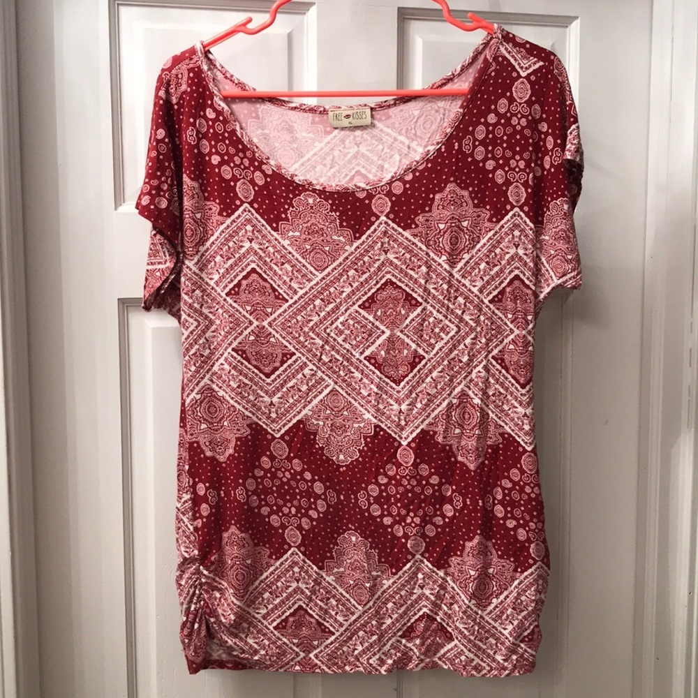 Free Kisses Scoop Neck Shirt XL
